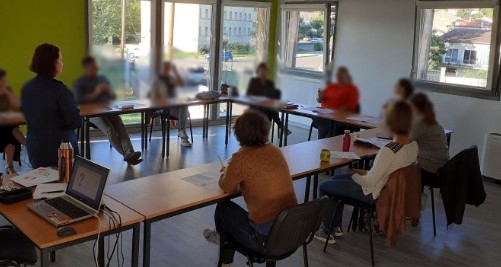 Formation informatique inclusive tarif solidaire - Salle de formation Ash Informatique pour seniors et demandeurs d'emploi