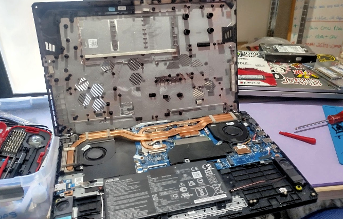 Maintenance et upgrade laptop professionnel - Réparation matériel informatique Ash Informatique