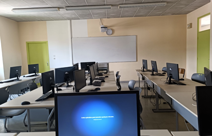 Salle de formation professionnelle informatique - Centre de formation Ash Informatique Haute-Loire