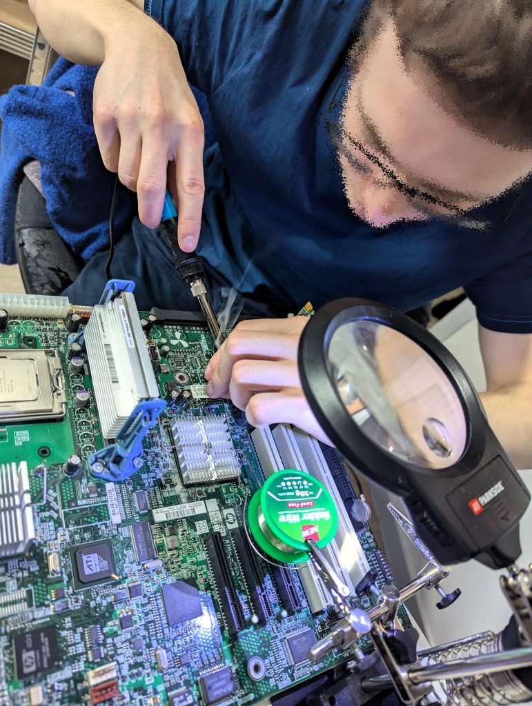 Formation réparation électronique carte mère - Atelier technique Ash Informatique Haute-Loire